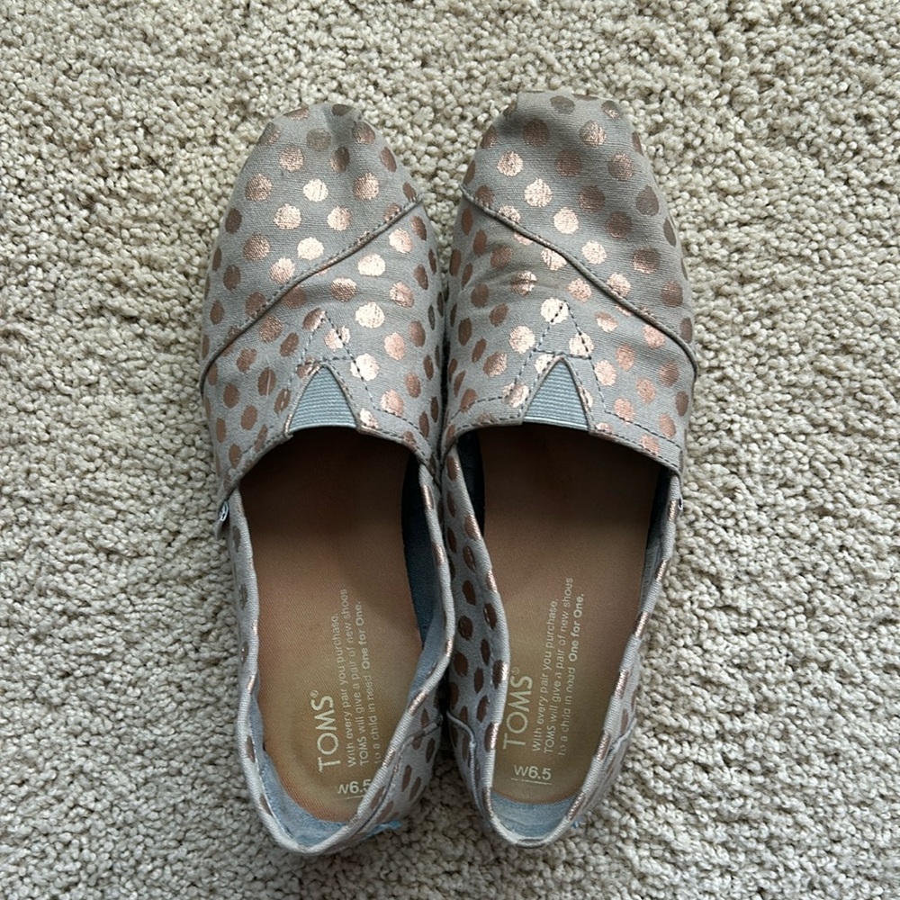 Toms Alpargata Gray w/ rose gold spots
Size 6.5